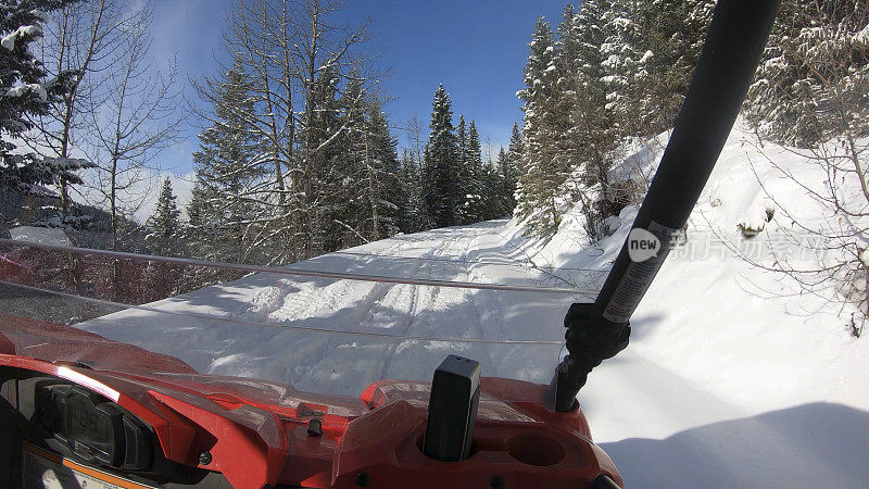 POV, ATV在早上的雪路上行驶